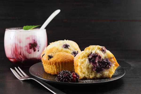 Blackberry muffins covered with sugar powder — Stock Photo, Image