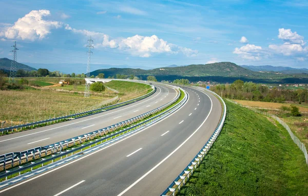 Estrada vazia no sul da Sérvia — Fotografia de Stock