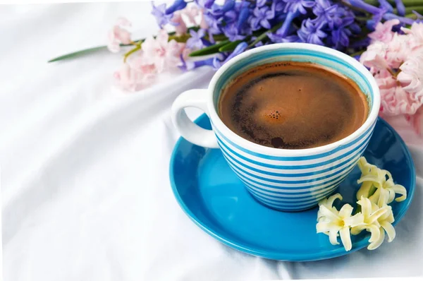 Чашка кави та квітів гіацинта — стокове фото