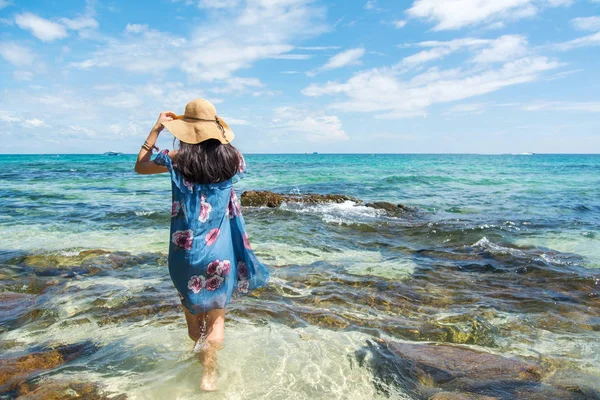 Ragazza in piedi nel mare indossando abito blu . — Foto Stock