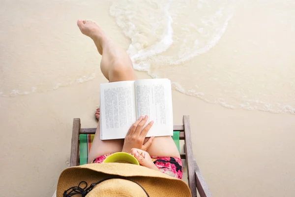 Kız sahilde bir kitap okuma — Stok fotoğraf