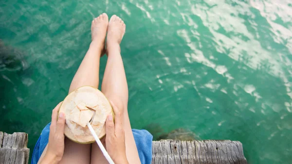 Donna con noce di cocco sulla destinazione tropicale — Foto Stock