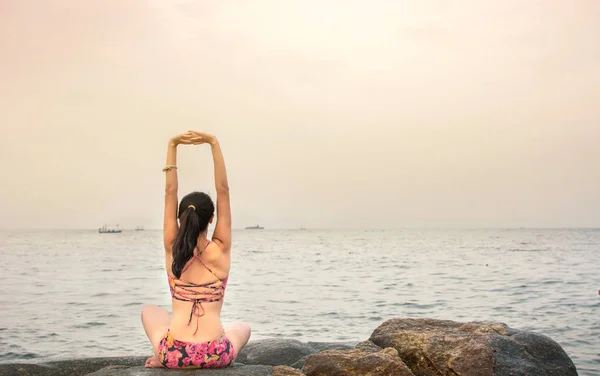 Fille faire du yoga à la plage — Photo