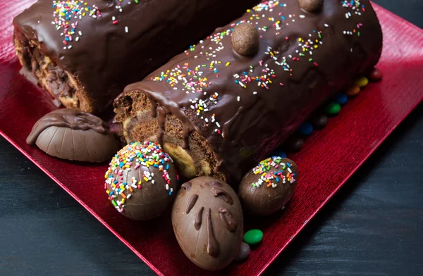 Homemade banana cake with chocolate eggs — Stock Photo, Image