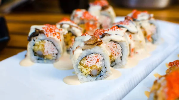 O sushi de enguia do mar rola em uma chapa — Fotografia de Stock