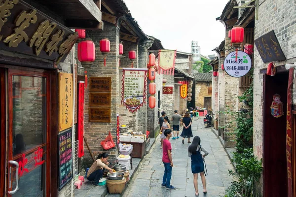 HUZHOU, CHINA - 2 DE MAYO DE 2017: Turistas caminando en el Huang Yao A —  Fotos de Stock