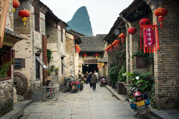 HUZHOU, CHINA - MAY 2, 2017: Residents of Huang Yao Ancient Town — Stock Photo, Image