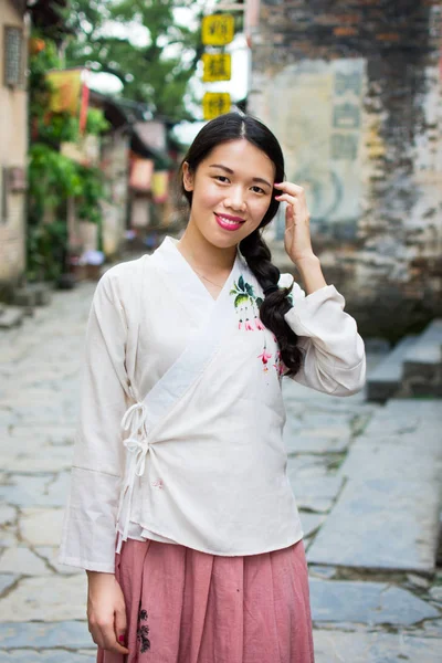 Mädchen in chinesischer Kleidung in der Altstadt — Stockfoto