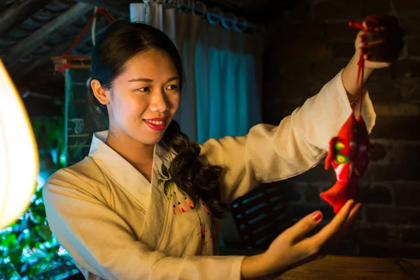 Китайський дівчинка тримає символ удачі — стокове фото