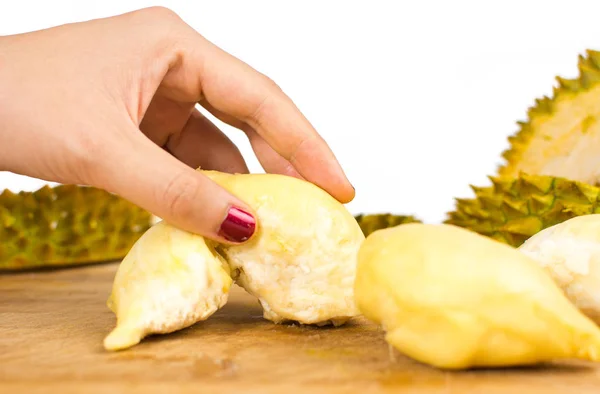 Figyelembe véve a durian gyümölcsöt egy fából készült hajón kéz — Stock Fotó