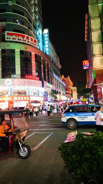 WUZHOU, CHINA - 3 DE MAYO DE 2017: Calle de la ciudad vieja con gente y mot —  Fotos de Stock