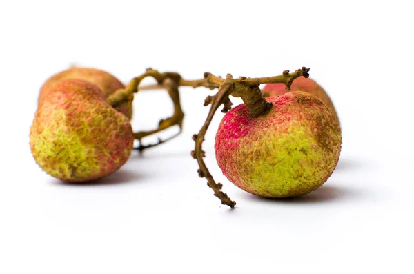 Lychee vruchten op witte achtergrond geïsoleerd — Stockfoto