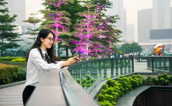 Mujer de negocios mensajes de texto en un entorno moderno — Foto de Stock