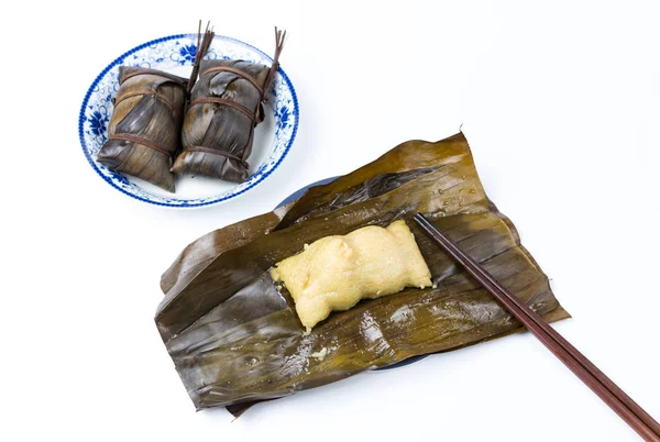 Offene Zongzi mit Essstäbchen, traditionelle chinesische Küche — Stockfoto
