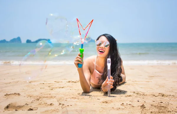 Dívka, takže mýdlové bubliny na pláži — Stock fotografie