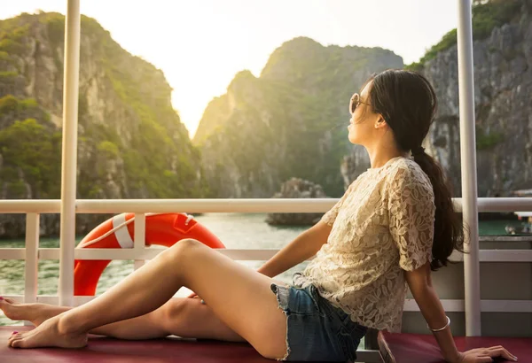 Girl enjoying the ride on a cruiser boat — Stock Photo, Image