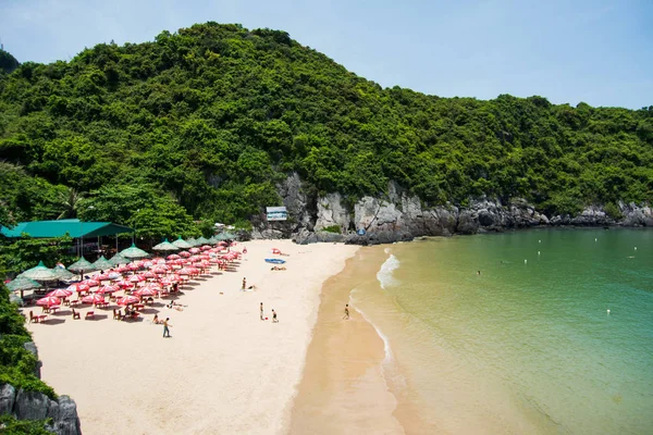 Cat Ba, Vietnam - 26 maj 2017: Cat ba island city beach Cat co — Stockfoto