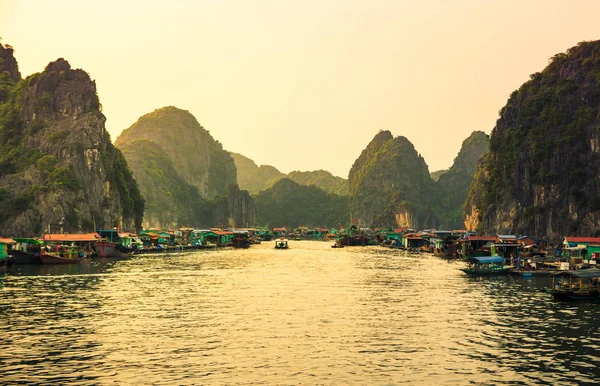 CAT BA, VIETNAM - 27 MAI 2017 : Village de pêcheurs de maisons sur w — Photo