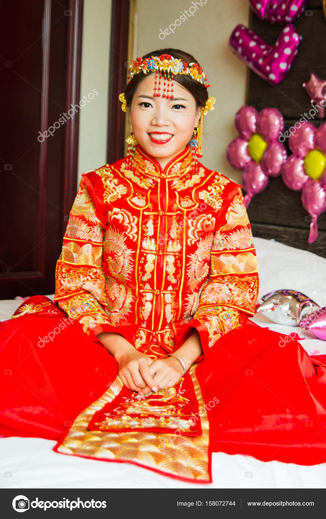 Chinese bride in traditional red wedding dress Stock Photo by ...
