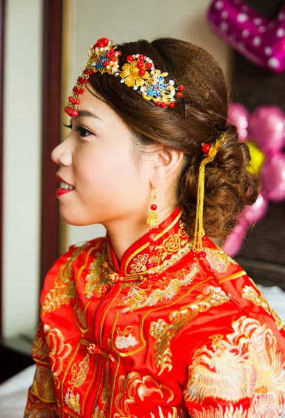 Китайський наречена у традиційний червоний весільну сукню — стокове фото