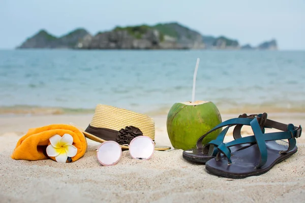 Summer accessories on the beach — Stock Photo, Image