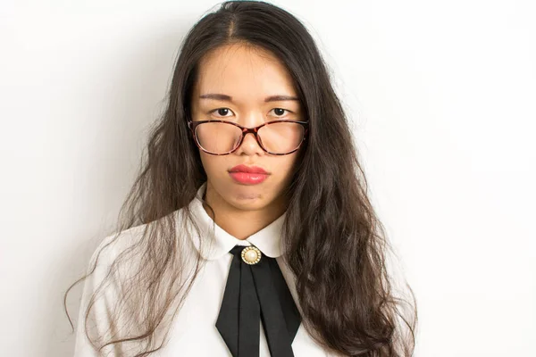 Trött asiatiska affärskvinna med glasögon — Stockfoto