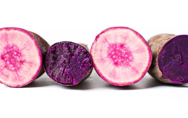 Изолированный сырой и приготовленный фиолетовый картофель — стоковое фото