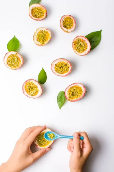 Mangiare femminile Frutto della passione con un cucchiaio — Foto Stock