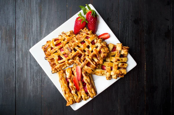 Strawberry pie with fresh fruit on a plate — Stock Photo, Image