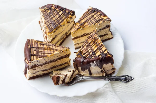 Karamellkuchenscheiben auf weißem Teller — Stockfoto