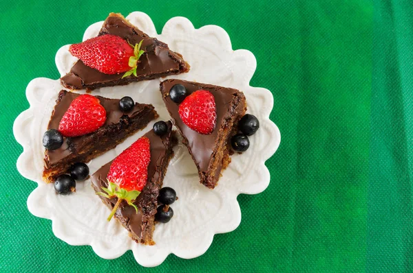 Schokoladenkuchen mit ganzen Erdbeeren drauf — Stockfoto