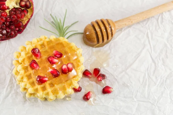 Waffle cookies with honey and pomegranate — Stock Photo, Image