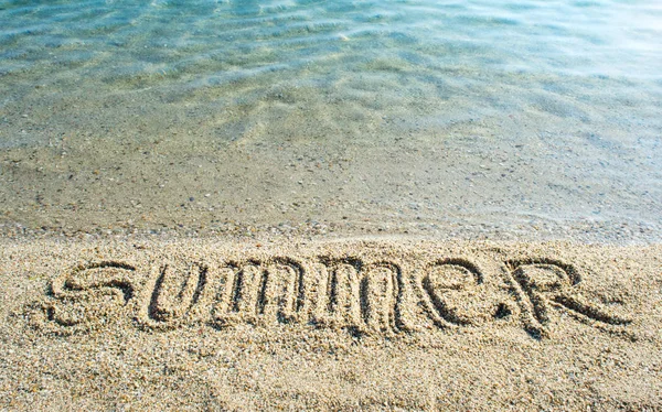 Слово лето написано на пляже — стоковое фото