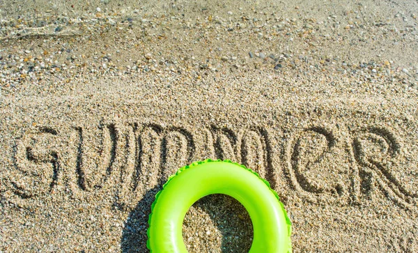 Palavra verão escrito na praia — Fotografia de Stock