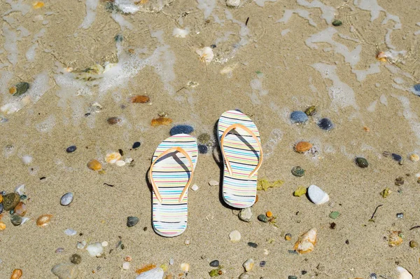 Colorful flip flops at the beach — Stock Photo, Image