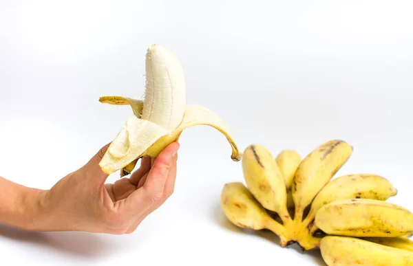 Ręka trzyma mały tropikalny banan biały — Zdjęcie stockowe