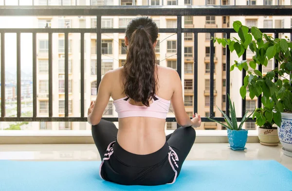 Kız bir yoga mat balkonda, meditasyon — Stok fotoğraf