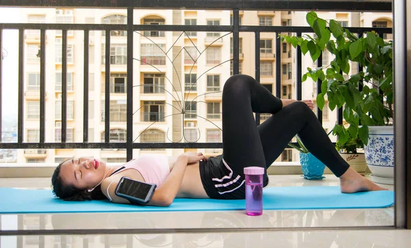 Kız evde bir yoga mat üzerinde rahatlatıcı — Stok fotoğraf