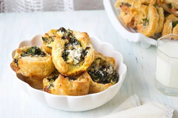 Homemade spinach pie with yogurt — Stock Photo, Image