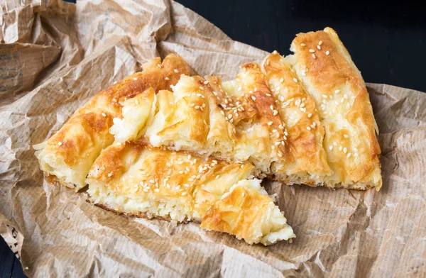 Käsekuchen mit Sesam überzogen — Stockfoto