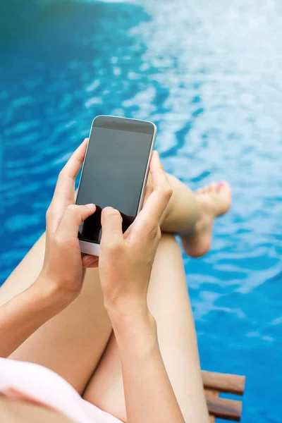 Девушка с телефоном у бассейна — стоковое фото