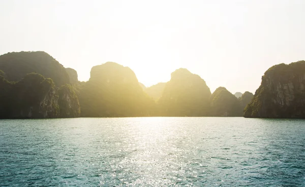 Sunset view from the Halong bay cruise in Vietnam — Stock Photo, Image
