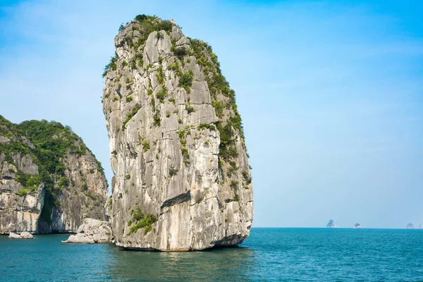 Камни залива Халонг во Вьетнаме — стоковое фото