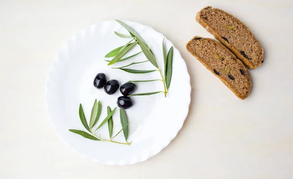 Fette di pane e olive sul piatto — Foto Stock