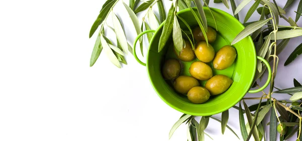 Olive nella ciotola verde — Foto Stock