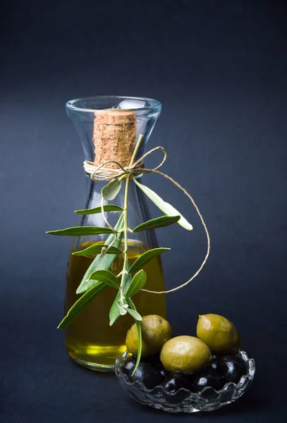 Bottiglia di olio di oliva su sfondo scuro — Foto Stock