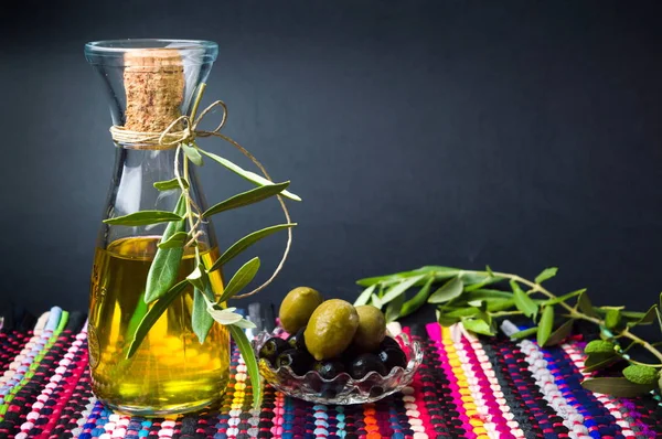 Bottiglia di olio e olive — Foto Stock