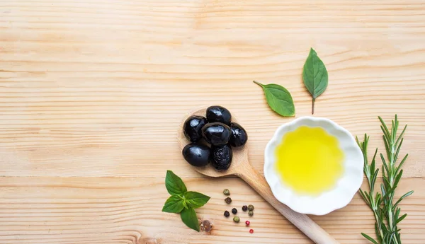 Olijfolie met koken ingrediënten en kruiden — Stockfoto