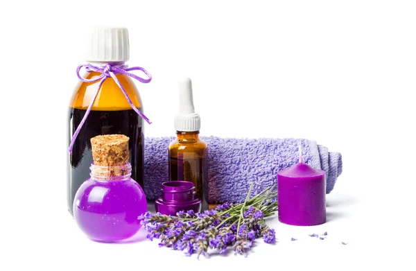 Set benessere all'olio di lavanda e viola con fiori — Foto Stock
