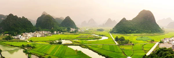 Privire uimitoare asupra câmpului de orez cu formațiuni carstice China — Fotografie, imagine de stoc